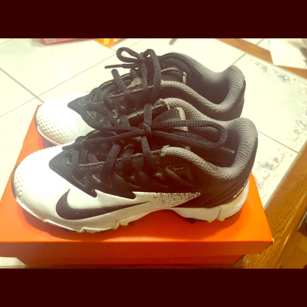 Boys Nike baseball kleets!
